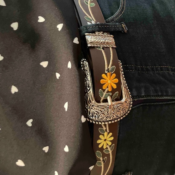 Western Vegan Leather Embroidered Floral Silver Tone Buckle Belt - Picture 12 of 12